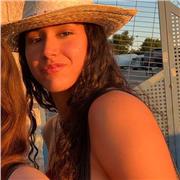 Soy una estudiante que por las tardes hago de profesora de repaso, normalmente enseño ciencias y inglés.