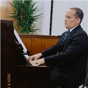Aulas de Piano para iniciantes e intermediários.Aulas adaptadas ao aluno, ensino de toda parte teórica e na prática também, tenho 20 anos que toco piano, dou aula em escola de musicalização para criança e ensaio coral. Garantia de aprendizado rápido