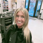 Insegnante di inglese partisce lezioni a studenti delle scuole medie,superiori ed anche ad adulti e bambini.Seria,empatica