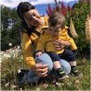 Profesora de biología imparte clases en español para todas las edades