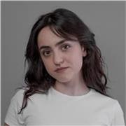 Profesora titulada en filología inglesa y 16 meses de estudio en Reino Unido y EEUU.