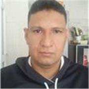 Profesor de matemáticas que imparte clases a niños de todas las edades
