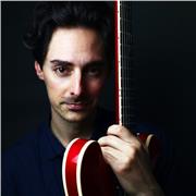 Profesor de Guitarra y Música especializado en Guitarra de Jazz y Guitarra Clásica, con título de Grado Superior de Música, modalidad  Pedagogía de la Guitarra  por el Conservatorio Superior de Valencia y con más de 8 años de experiencia como profesional.