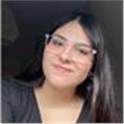 Estudiante universitaria que ofrece clases de ingles online - enfoque práctico