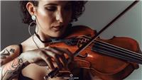 Profesora titulada de viola con máster en formación del profesorado. Amplia experiencia en clases de viola y violín, lenguaje musical e música y movimiento.