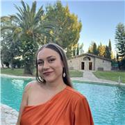 Maestra imparte clases de refuerzo presenciales u online a niños/as de la etapa de Educación Primaria