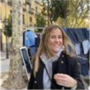 Las clases están dirigidas principalmente a niños, que quieran reforzar o aprender más en profundidad en aspectos que en colegio no se hacen hincapié. 
Tengo el título C1 de inglés, estudié 1 bach en EEUU, y actualmente estudio Derecho y Ade (bilingüe)