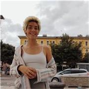 Studentessa impartisce lezioni in inglese per studenti di tutte le classi