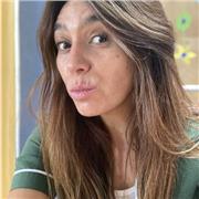 Educadora de párvulos enseña a leer y escribir