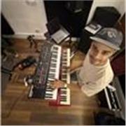 Hola, soy profesor de piano con mas de dos anos de experiencia. Me acabo de mudarme a Barcelona desde Inglaterra.