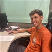 Estudiante de tercero de Economía ofrece clases particulares de Economía