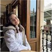 Titulada en bachillerato científico. Profesora con ganas de enseñar una asignatura tan bonita como la biología a todos los niños.