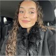 Chica joven de 20 años que ofrece cuidado de niños y ayuda en algunas tareas 