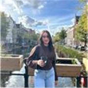 Estudiante universitaria de International Business con 4 años de experiencia dando apoyo escolar y cuidando niños en Valencia.