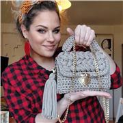 Vuoi imparare a crearti le tue borse fatte a mano? Sono l'esperta che fa per te!
Sono un'artigiana Dell'uncinetto, ho creato un lavoro da un mio hobby! Se vuoi puoi farlo anche tu!