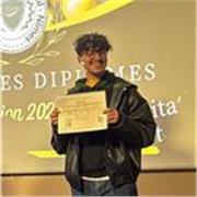 Professeur et traducteur bilingues en Anglais - Français. 

Certification d’anglais - Cambridge
Niveau au dessus  