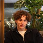 Professeur et traducteur bilingue - français et anglais. Titulaire d’un double diplôme en finance de marché