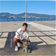 Profesor de inglés con C1 certificado y actualmente estudiando C2. Cuento con el nivel necesario para impartir clases hasta nivel B2 o incluso C1