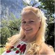 Englisch-Tutor, die Kindern verschiedenen Alters Unterricht gibt.