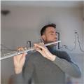 Profesor de flauta travesera imparte clases de música y flauta
