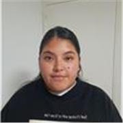 Persona dedicada a apoyar y reforzar el aprendizaje de alumnos de educación primaria, ayudándoles con sus deberes, comprensión de 