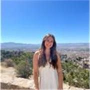 Mi nombre es Laura Sanmartín, tengo 23 años y vengo de Valencia aunque actualmente estoy viviendo en Madrid. A nivel personal me considero extrovertida y motivada sobre todo cuando hay que enfrentarse a nuevos retos como puede ser enseñar a un nuevo alumn