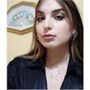 Studentessa di giurisprudenza impartisce lezioni di diritto ai ragazzi di medie e superiori