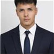 Profesor de español que imparte clases a niños de todas las edades