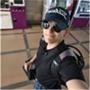 Persona formada en ambientes de habla inglesa, graduado con high school Americano en los emiratos árabes.