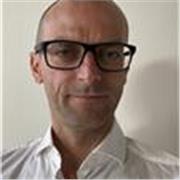 Insegnante impartisce lezioni di matematica, fisica, geometria e materie scientifiche