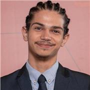 Aulas de matemática e física lecionada por aluno de engenharia mecânica da Poli-USP