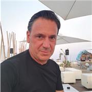 Docente dj italiano impartisce lezioni per stranieri