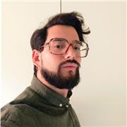 Laureato in lettere impartisce lezioni di Italiano e Storia per Medie e superiori