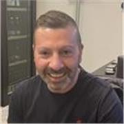 Docente di diritto ed economia impartisce lezioni a studenti delle scuole secondarie di secondo grado