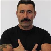 Je suis professeur de jujitsu depuis 25 ans et préparateur physique diplômé d'un BPJEPS. Je suis également instructeur en krav-maga depuis 8 ans. Je donne des cours de self-defense et de renforcement musculaire à domicile qui s'adressent à des débutants o