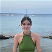 Me considero una persona muy agradable y trabajadora. 
Me encantan los niños y siempre intento buscar formas didácticas de enseñar