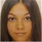 Studentessa di quinta superiore che impartisce lezioni di matematica a bambini delle elementari/medie