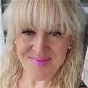 Profesora titulada en CAE Certificate in Advanced English con más de 5 años de experiencia, imparte clases para todas las edades.