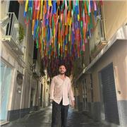 Dottore in scienze politiche insegna italiano a stranieri