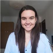 Profesora de inglés imparte clases de refuerzo para niños