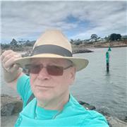 Deutsch-Muttersprachler, der gerne mit Sprachen umgeht und viel liest.