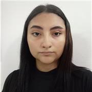 Profesora de arte imparte clases a niños de todas las edades