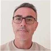 Maestro acostumbrado a trabajar con jóvenes que tienen dificultades formativas y requieren apoyo escolar.