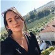 Comunication lover, dynamic teacher perfect for young enthusiasts who want to develop their language skills in order to find a better job or have great experiences abroad. 