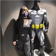 Chica imparte clases a niños