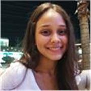 Profesora de biología que imparte clases a niños de todas las edades