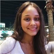 Profesora de biología que imparte clases a niños de todas las edades