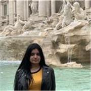 diplomata al liceo linguistico e frequentante il primo anno di università, impartisce lezioni delle seguenti materie: spagnolo, inglese, francese, filosofia, italiano, storia, geografia