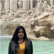 diplomata al liceo linguistico e frequentante il primo anno di università, impartisce lezioni delle seguenti materie: spagnolo, inglese, francese, filosofia, italiano, storia, geografia
