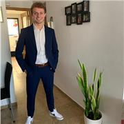 Me defino como una persona muy sociable y con ganas de seguir aprendiendo y de ayudar a la gente.